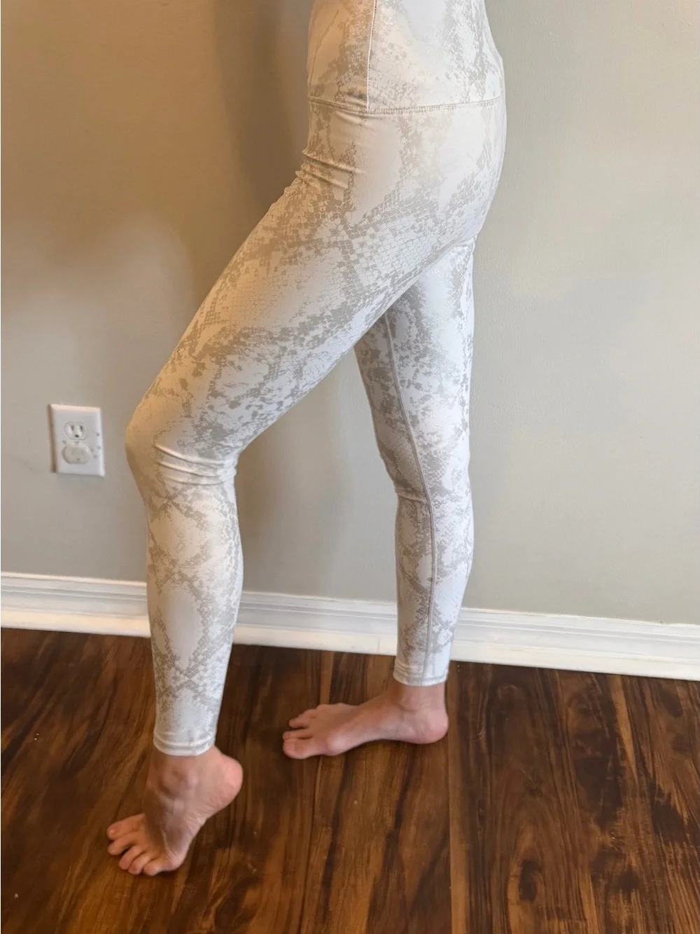 Carbon38 White & Silver Snake-Print High-Waist Leggings